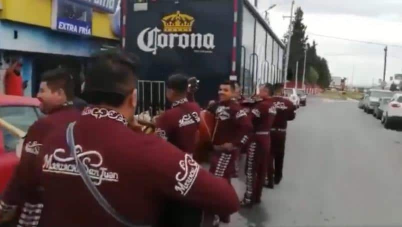 Con Mariachi celebran la llegada de la cerveza