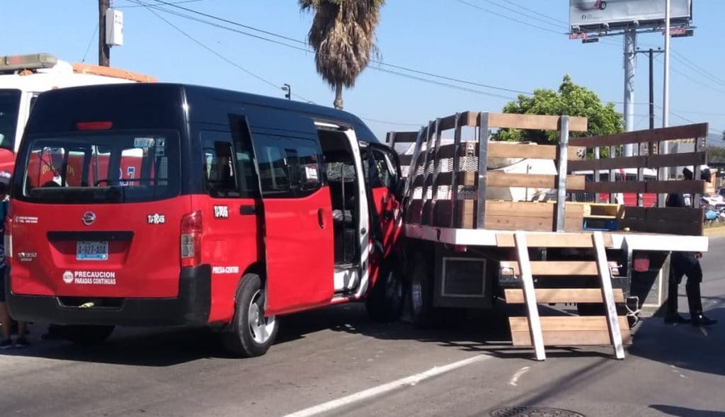 Choque de transporte público deja varios lesionados