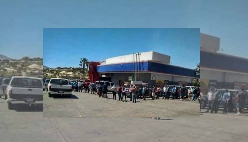 Se amontonan para comprar cerveza en Tijuana