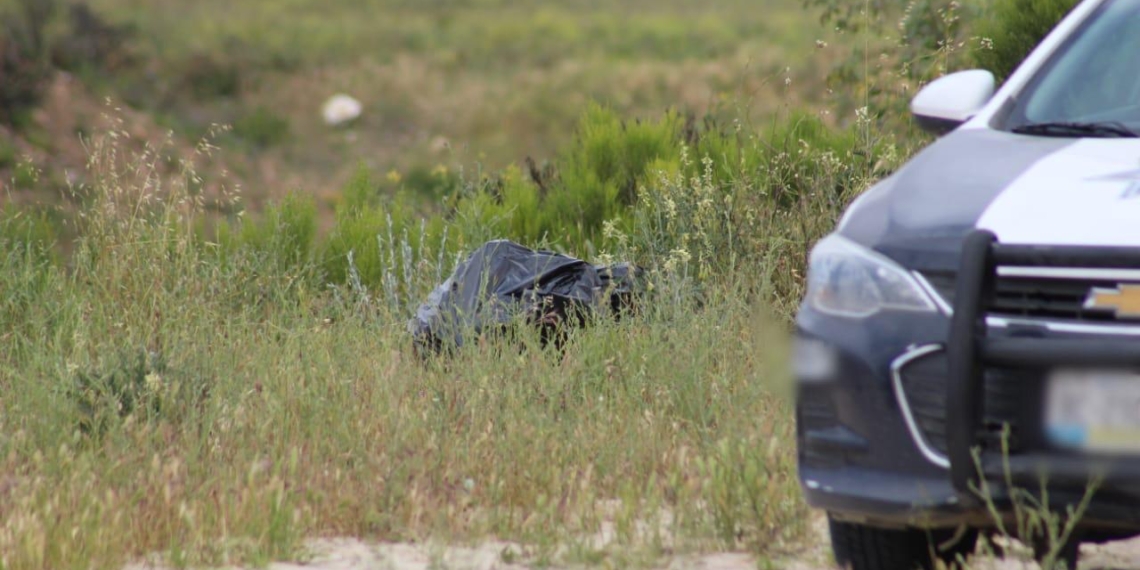 Localizan cadáver embolsado en camino vecinal