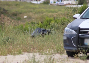 Localizan cadáver embolsado en camino vecinal