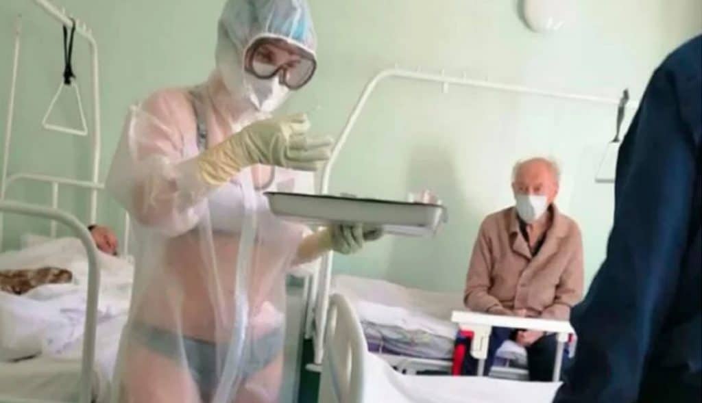 Enfermera atiende a pacientes con Covid-19 en ropa interior