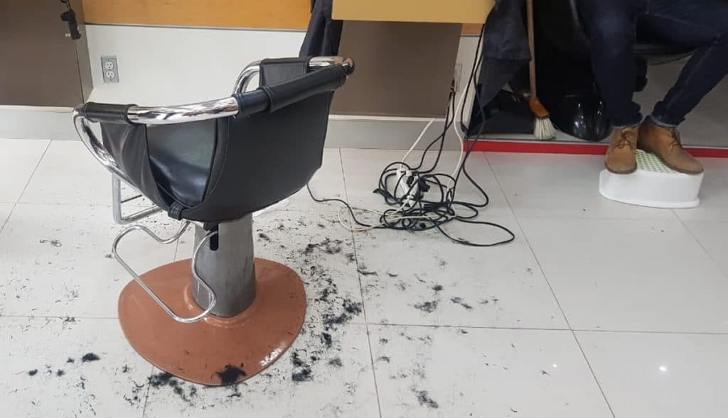 estética atiende a clientes