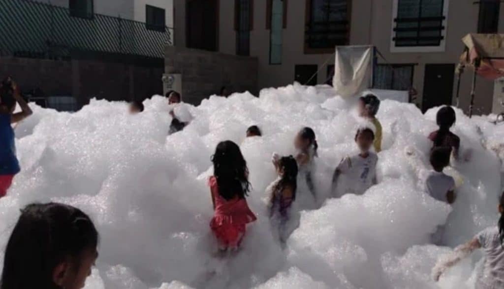 Les vale la cuarentena y hacen fiesta con espuma por Día del Niño