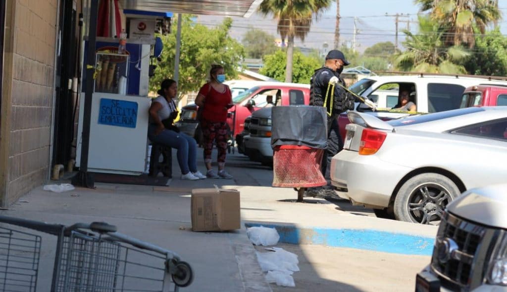 Balean a hombre en estacionamiento de supermercado