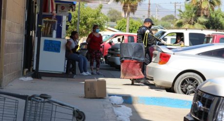 Balean a hombre en estacionamiento de supermercado