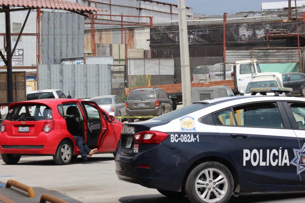 Hombre se infarta y muere en estacionamiento de un Oxxo