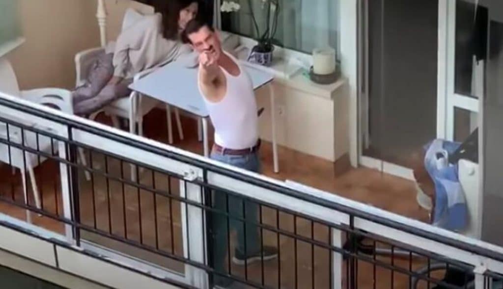 VIDEO: Imita a Freddy Mercury para entretener a vecinos en cuarentena