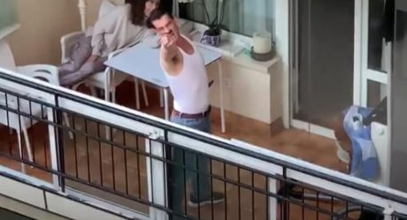 VIDEO: Imita a Freddy Mercury para entretener a vecinos en cuarentena