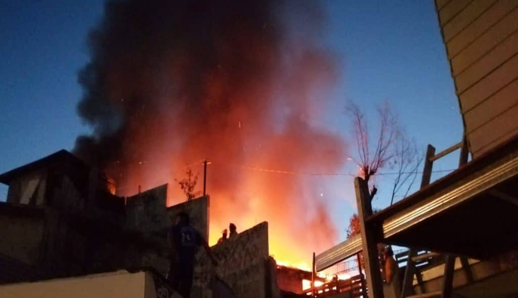 VIDEO: Incendio consume casa en Tijuana
