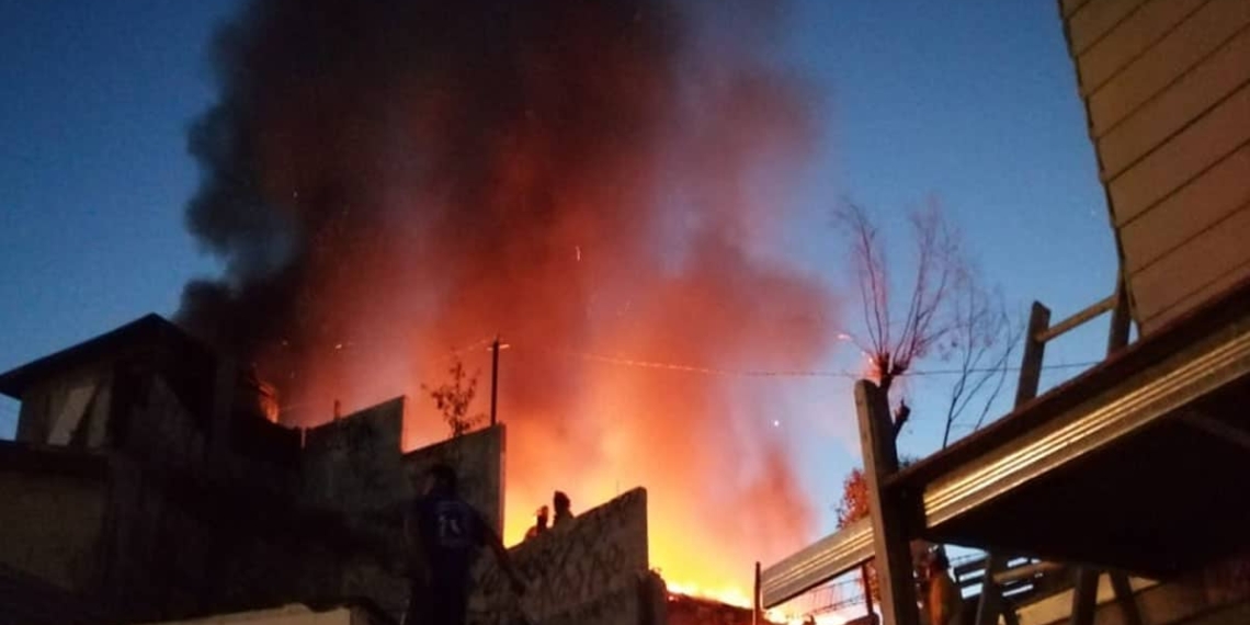 VIDEO: Incendio consume casa en Tijuana