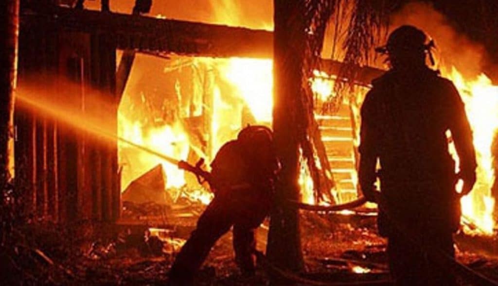 Fallecen tres hermanitos en incendio de casa