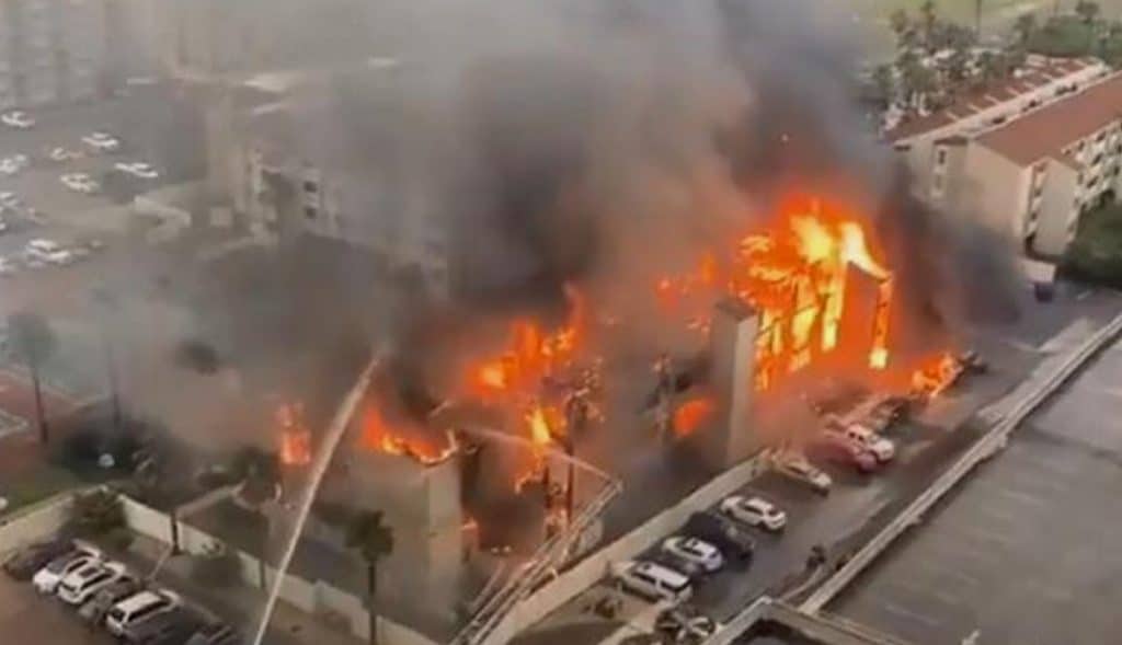 VIDEO: Fuerte incendio consume condominio