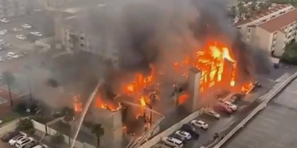 VIDEO: Fuerte incendio consume condominio