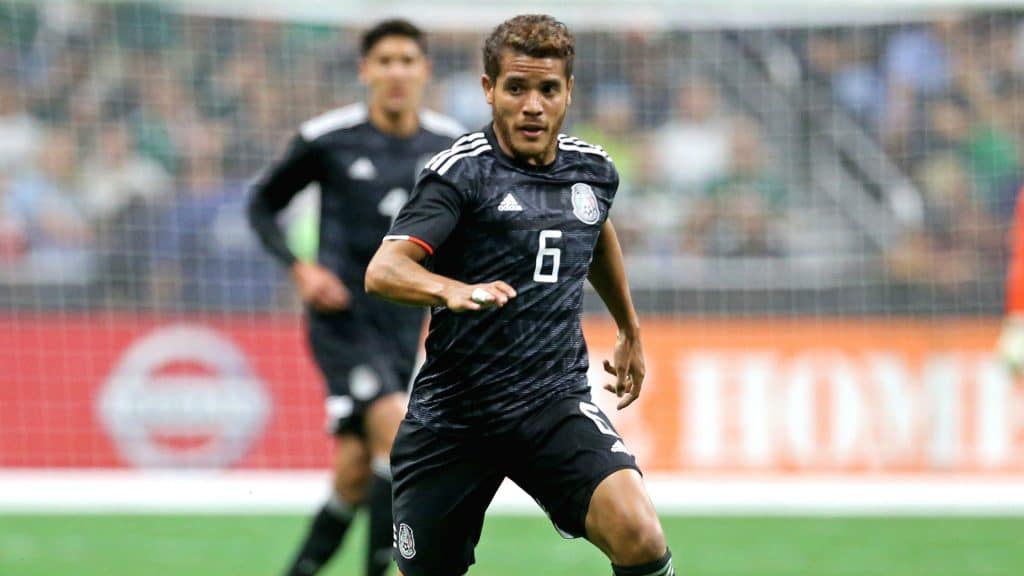 Jonathan Dos Santos sube foto comprometedora con una chica