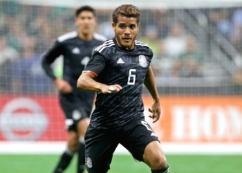 Jonathan Dos Santos sube foto comprometedora con una chica