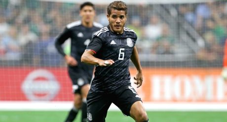 Jonathan Dos Santos sube foto comprometedora con una chica