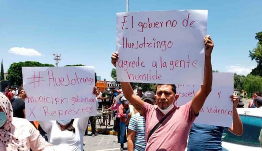 Manifestantes y policías se enfrentan; exigían despensas