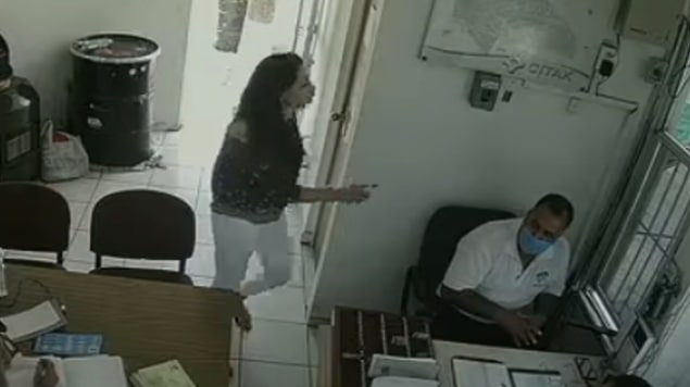 Mujer golpea a vigilante que ‘no dejaban entrar a sus visitas ' a fiesta