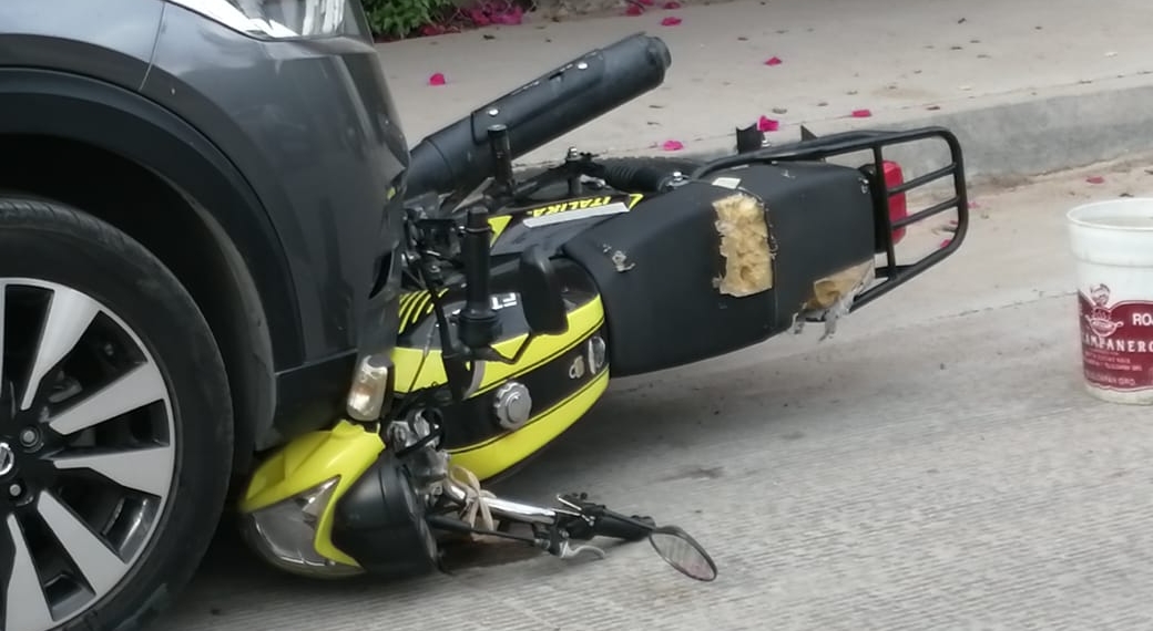 Motosicario choca con auto estacionado