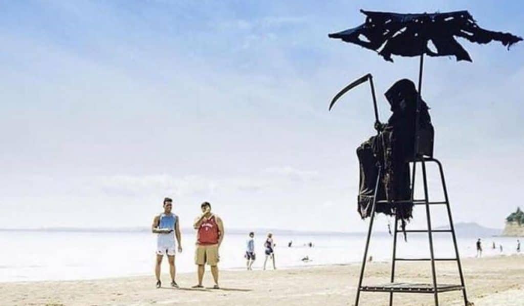 VIDEO: 'La Muerte' acude a las playas tras reapertura