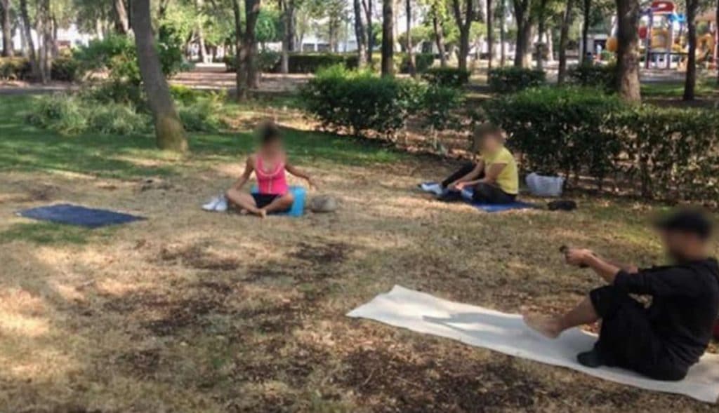 No les importa la cuarentena y van al parque a practicar yoga