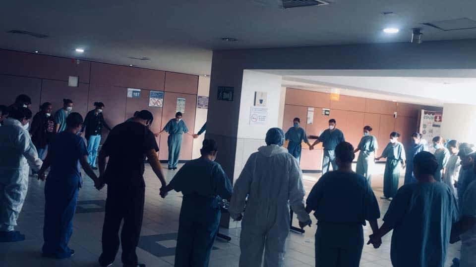 Personal del IMSS ora previo a su jornada ante el covid-19