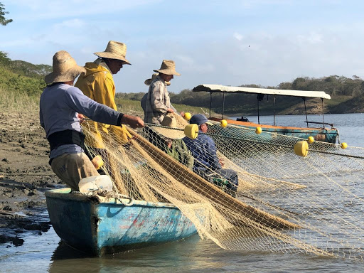 Pescadores son rescatados tras naufragar 40 días