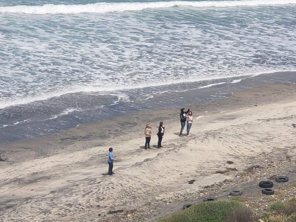 Policía retira a grupo de personas de la playa