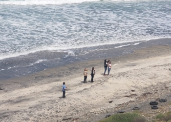 Policía retira a grupo de personas de la playa