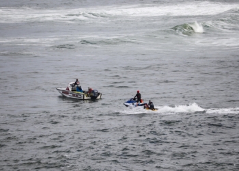 Embarcación con migrantes vuelca en playas de San Diego