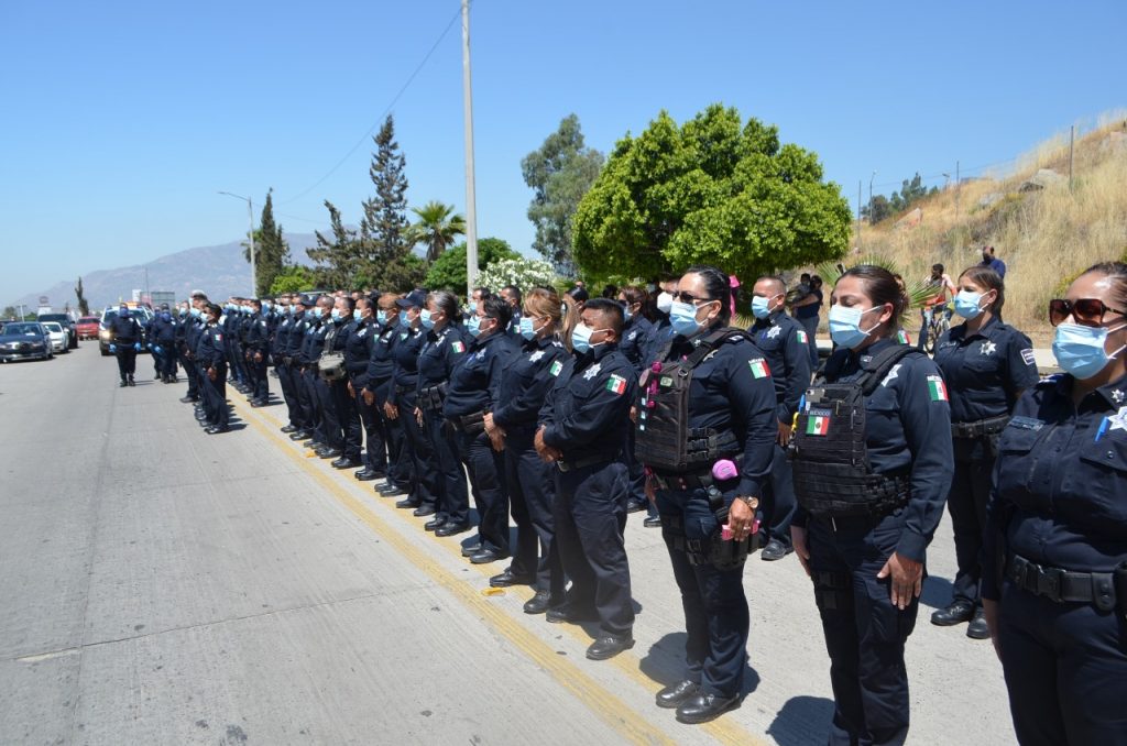 en-ceremonia-de-policias-asesinados-companeros-dan-la-espalda-a-autoridades