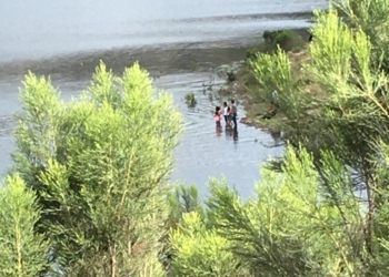 Pese a riesgos, niños y adultos se meten a bañar a La Presa