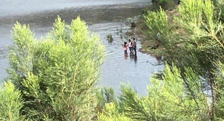 Pese a riesgos, niños y adultos se meten a bañar a La Presa