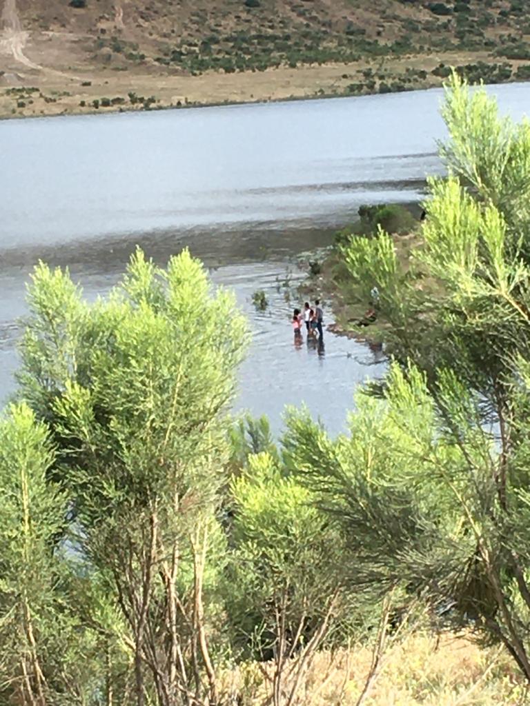 Pese a riesgos, niños y adultos se meten a bañar a La Presa