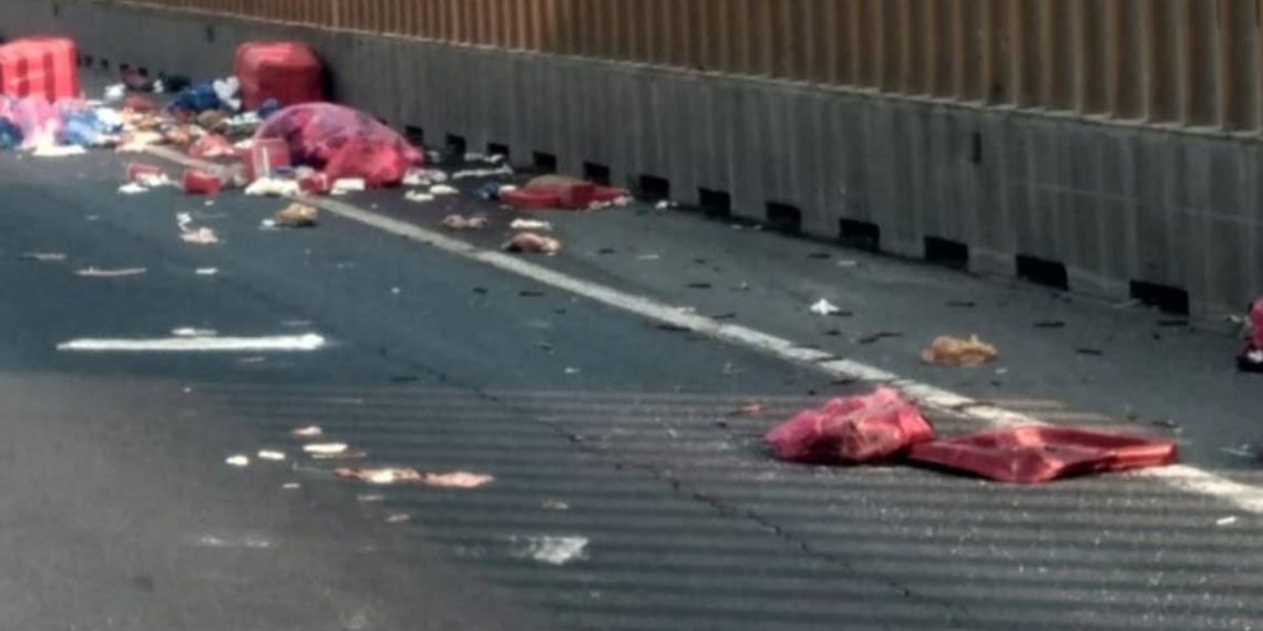 Tiran residuos peligrosos e infecciosos en la carretera