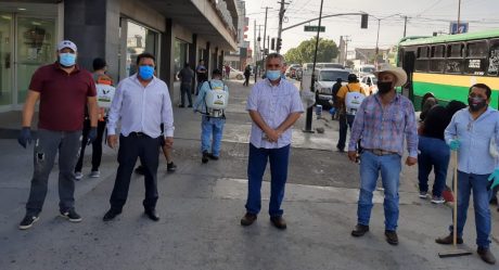 Ayuntamiento y vendedores ambulantes sanitizan espacios públicos