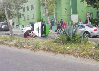 Taxi con pasajeros se queda sin frenos y se estampa
