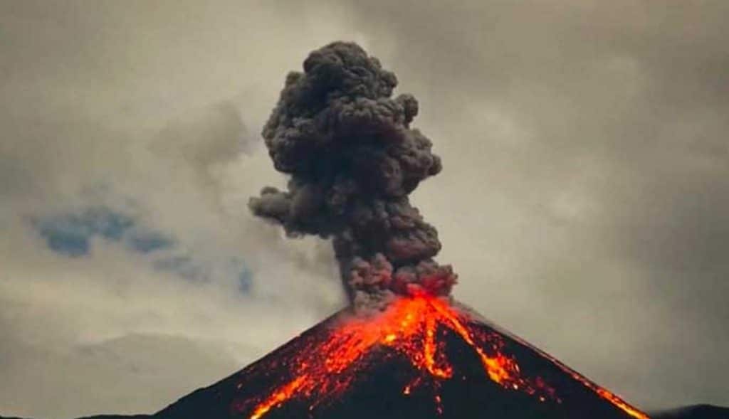 Volcán-Sangay-entra-en-erupción