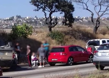 Camioneta-vuelca-en-Vía-Rápida-Poniente