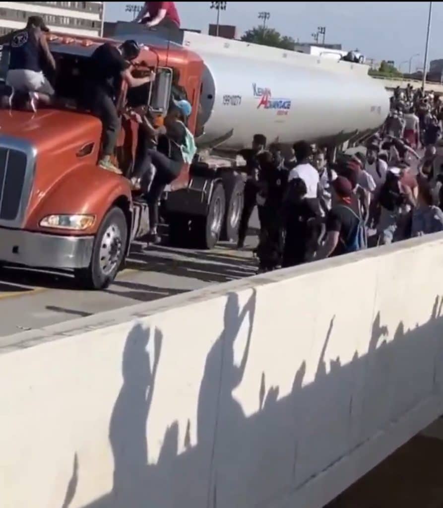 camion-cisterna-embiste-manifestantes-en-minneapolis