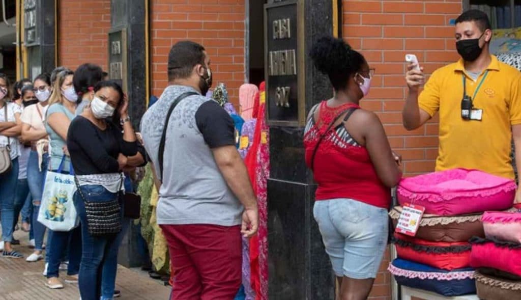 Abarrotan-plazas-tras-reapertura-de-centros-comerciales