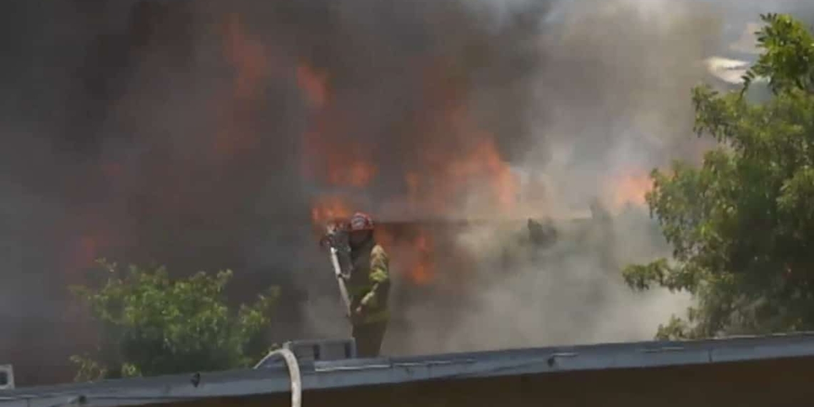 Fuerte-incendio-consume-dos-casas