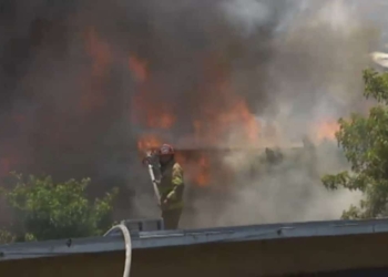 Fuerte-incendio-consume-dos-casas