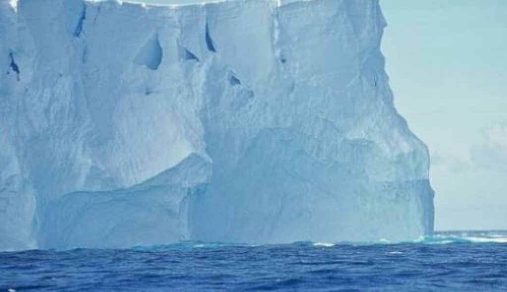 Iceberg-del-tamaño-de-Chicago-a-punto-de-desprenderse-de-la-Antártida
