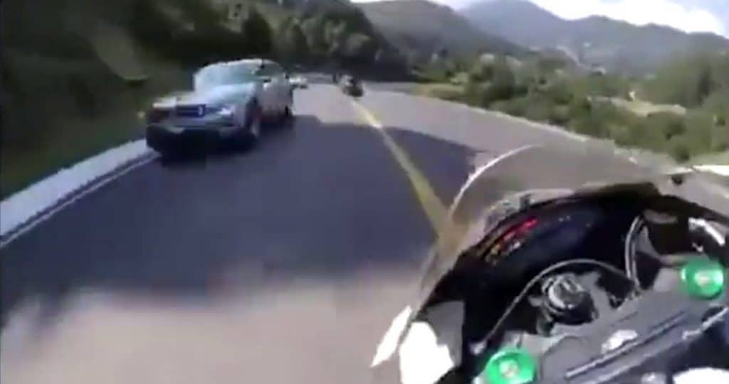 video-motociclista-invade-carril-en-zona-de-curvas