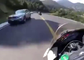 video-motociclista-invade-carril-en-zona-de-curvas