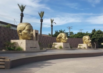 tiran-cabeza-humana-en-plaza-civica-de-ensenada