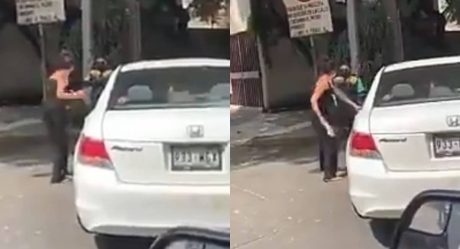 VIDEO: #LadyChancla agrede a policía