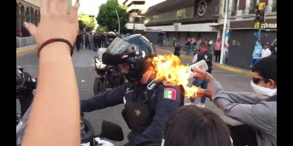 en-protestas-queman-a-policia
